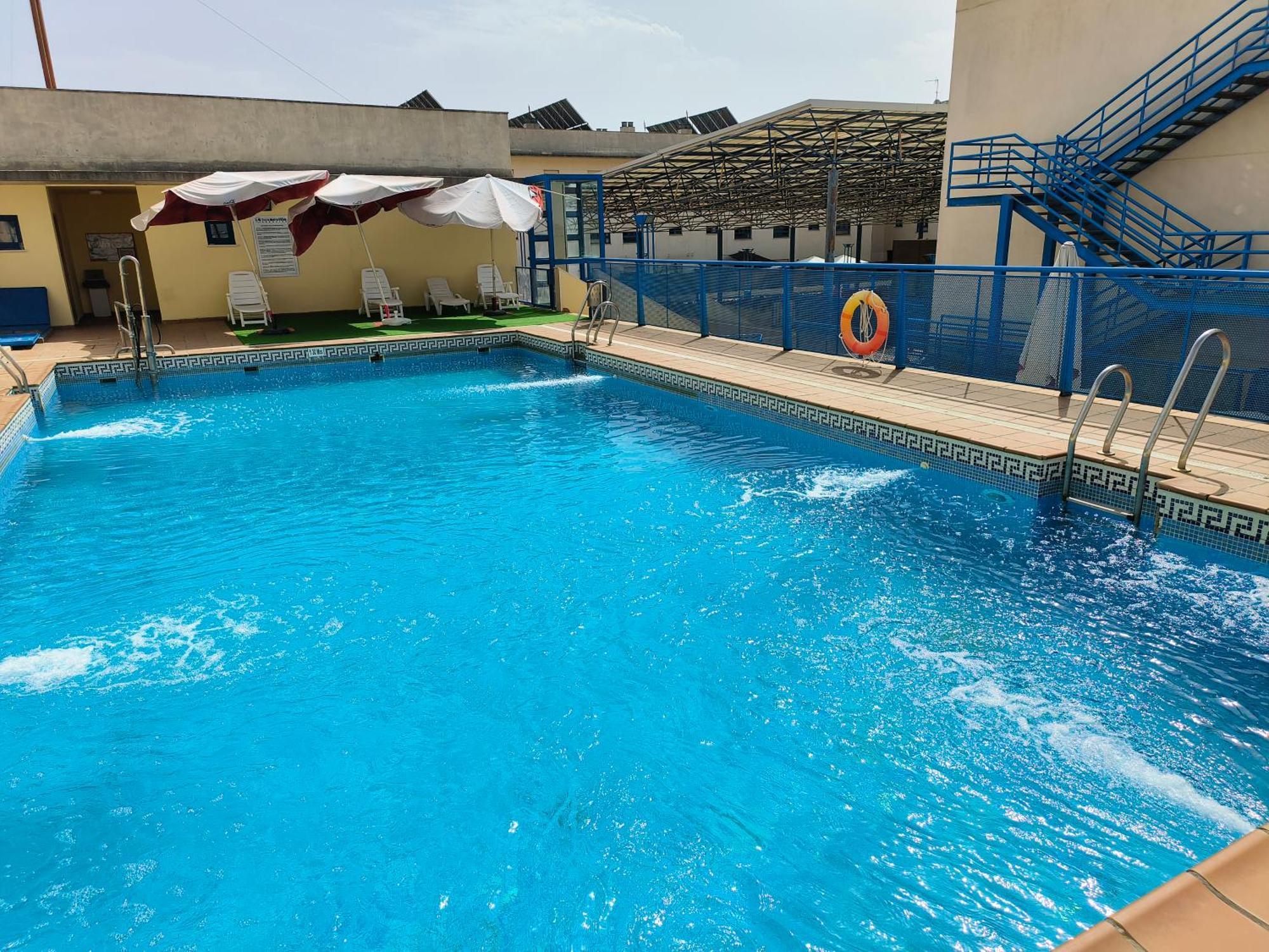 Acceso Sevilla Piscina Moderno Parking Gratis Bormujos Bagian luar foto